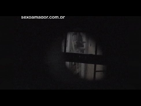 ❤️ Blondie blir hemligt videofilmad av en voyeur från grannskapet gömd bakom ihåliga tegelstenar ☑ Sexvideo at sv.serviporno.ru ❤