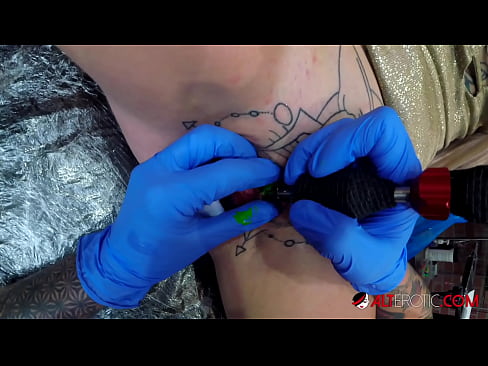 ❤️ Extremt tatuerade snyggingen Sully Savage fick en tatuering på sin klitoris ☑ Sexvideo at sv.serviporno.ru ❤